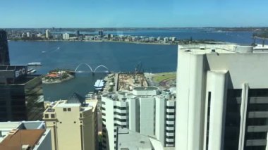 Perth Central Business District 'ten Kuğu Nehri' nin panoramik hava manzarası. Perth Batı Avustralya Eyaleti 'nin en büyük ve başkentidir..