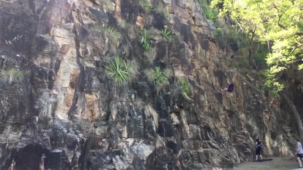 Brisbane 12月06 2018 人々はカンガルーポイントの崖を剥がしています 彼カンガルー ポイント クリフは オーストラリアのクイーンズランド州のカンガルー ポイント ブリスベンにある遺産に登録された崖です — ストック動画