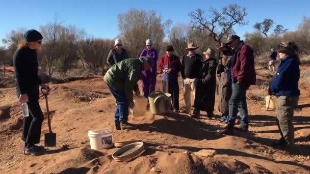 Alice Springs Maj 2019 Människor Fossil Pärla Stenar Utkanten Norra — Stockvideo