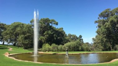 Kings Park ve Botanik Bahçesi 'ndeki su kaynaklarının yavaş akışı. Kings Park, Avustralya' nın Perth Western kentindeki önemli bir turistik merkezdir..