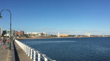 MELBOURNE - 10 Nisan 2019: Melbourne Victoria Avustralya 'daki Port Philip Bay' de St Kilda Pier ve St Kilda Sahili manzarası.