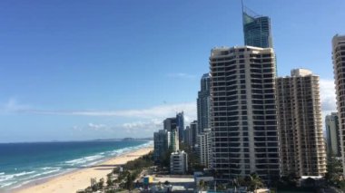 Altın Kıyı - 10 Aralık 2019: Sörfçülerin Cennet ve Plaj manzarası. Surfers Paradise, Avustralya 'nın doğusundaki Queensland' ın Gold Coast 'unda bir sahil beldesidir..