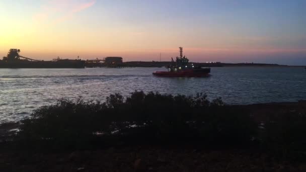 Port Hedland Pilbara Batı Avustralya Yelken Açan Bir Römorkun Silüeti — Stok video