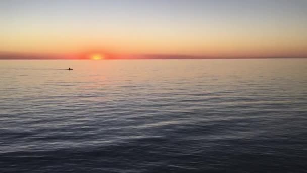 Silhouette Man Paddling Kayak Dramatic Sunset — Stock Video