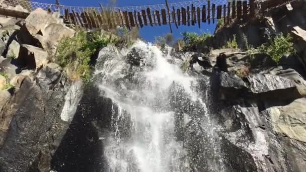 Ponte Suspensa Madeira Simples Atravessando Uma Cachoeira Alta Tasmânia Austrália — Vídeo de Stock
