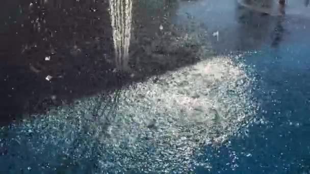 Crianças Respingo Aspersão Spray Pad Parque Aquático Parque Câmera Lenta — Vídeo de Stock