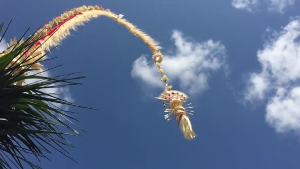 Pólo Bambu Bali Penjor Tradicional Câmera Lenta Com Decoração Rua — Vídeo de Stock