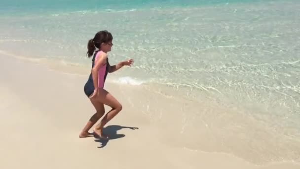 ラグーンのビーチに実行して幸せな若い女の子のスローモーション — ストック動画