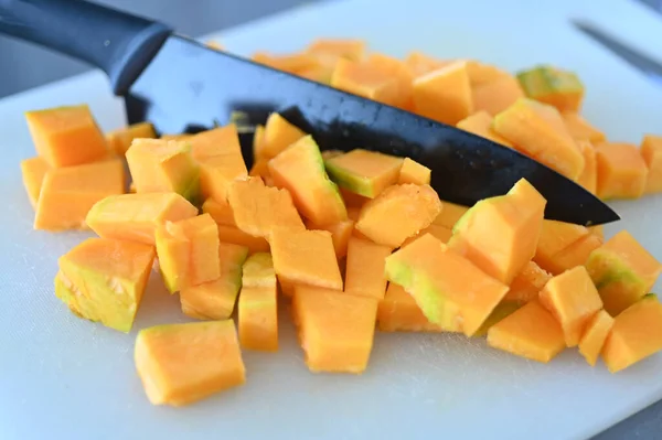 Tabla Cortar Cuchillo Cocina Grande Con Rodajas Rodajas Calabaza Picadas —  Fotos de Stock