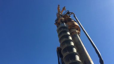 Rotary Drilling Machine matkap kazıcısı sıkıcı madencilik endüstriyel araçları. Mavi gökyüzü kopyalama alanı.