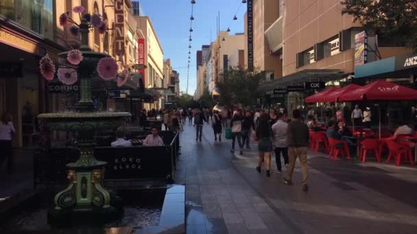 Adelaide Feb 2019 澳大利亚南澳大利亚州阿德莱德市一个非常受欢迎的当地旅游景点Rundle购物中心的交通 — 图库视频影像
