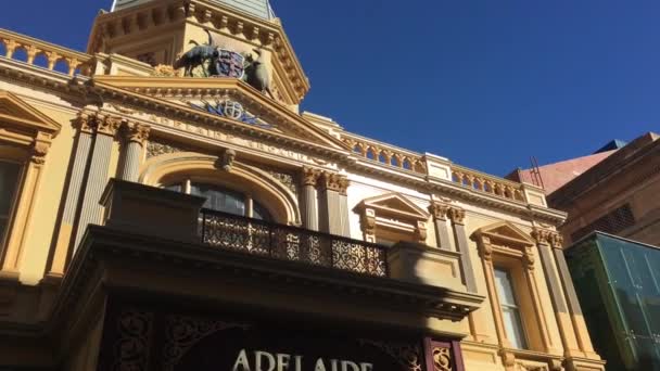Adelaide 2019年2月34日 オーストラリア 南オーストラリア州アデレードの非常に人気のある地元の観光名所であるRundle Mallショッピング地区の交通 — ストック動画