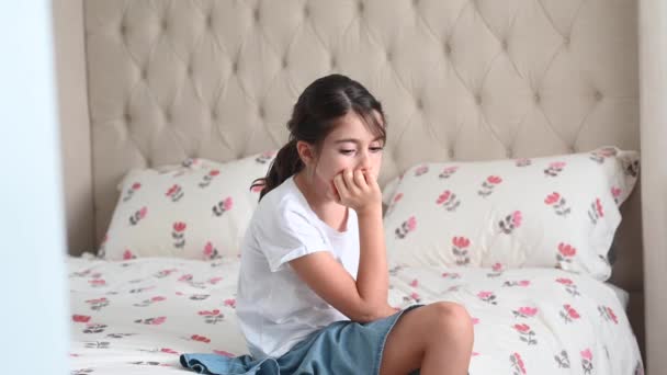 Une Fille Triste Ans Assise Sur Lit Inquiet Dans Chambre — Video