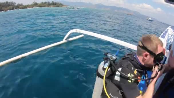 Plongeur Sous Marin Méconnaissable Rouler Vers Arrière Partir Bateau Une — Video