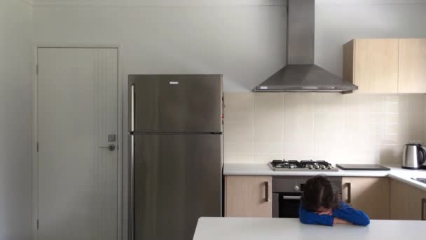 Triste Chateada Menina Pequena Idade Chorando Casa Cozinha — Vídeo de Stock