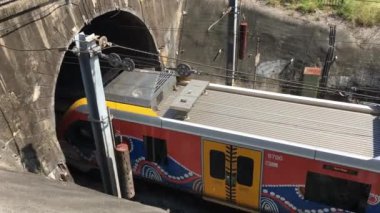 BRISBANE - DEC 06 2019: Queensland Rail treni. Queensland Rail 'in şehir ağında yılda 48.5 milyon müşteri seferi vardır (Güneydoğu Queensland).