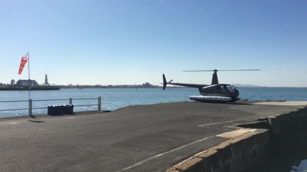 Sea Helikopter Stijgt Een Amfibische Helikopter Een Helikopter Die Bedoeld — Stockvideo