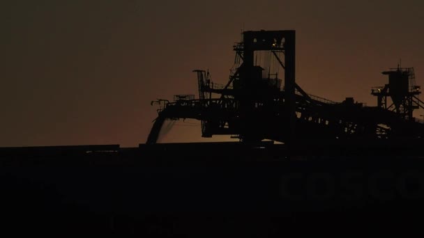 Silueta Cargador Cargando Mineral Hierro Rellenado Barco — Vídeo de stock