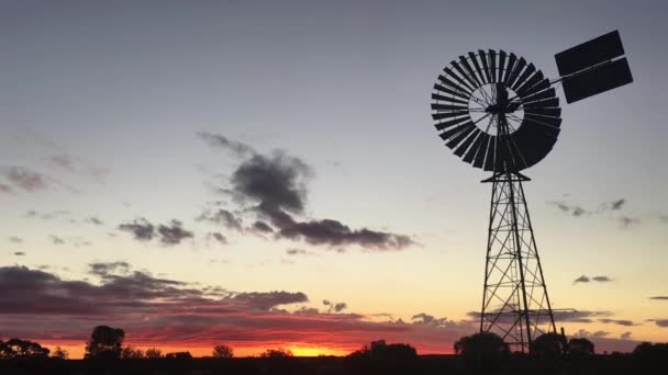 Silueta Gran Molino Viento Interior Australia Central Durante Dramático Atardecer — Vídeos de Stock