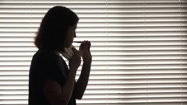 Silhouet Van Vrouw Zelfisolatie Met Een Gezichtsmasker Zoek Naar Thermometer — Stockvideo