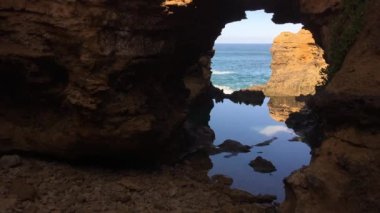 Victoria, Avustralya 'daki Büyük Okyanus Yolu boyunca Port Campbell Ulusal Parkı' ndaki Grotto 'nun manzara manzarası..
