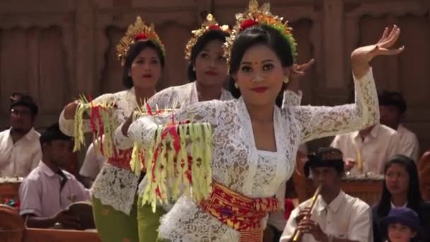 Bali Aug 2019 芭蕾舞女舞蹈家Tari Pendet Dance 彭德是印度尼西亚巴厘岛的一种传统舞蹈 在这种舞蹈中 献花是为了净化寺庙 以此作为庆典的序曲 — 图库视频影像