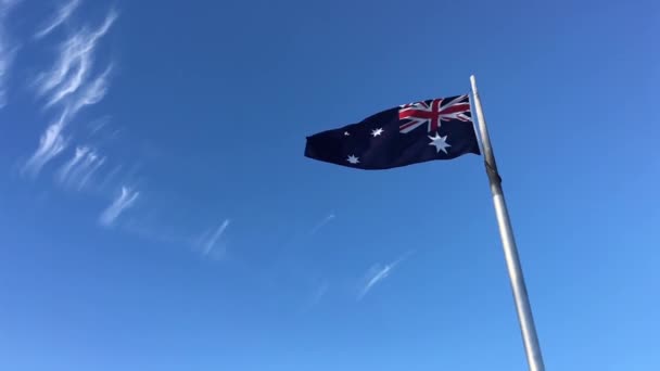 Australiens Flagga Viftar Vinden Klarblå Himmel — Stockvideo