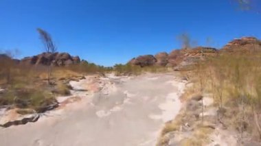 Kimberley Batı Avustralya 'daki Bungle Bungle Range Landform' da yürüyüş yapan bir kişinin POV (bakış açısı) süresi aşımı.