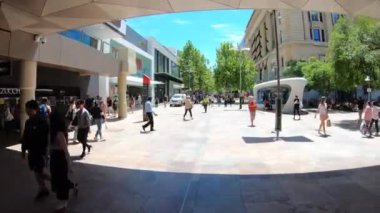 PERTH - OCT 27 2019: Murray Street Mall 'da, Batı Avustralya Eyaleti, Avustralya' nın başkenti Perth 'te çok popüler bir turizm merkezi olan insan bakış açısının zaman aşımı.