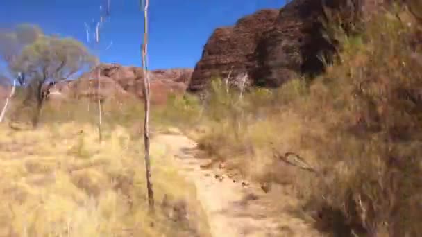 Time lapse POV (point de vue) d'une personne faisant de la randonnée au Bungle Bungle Range Landform à Kimberley Australie Occidentale .