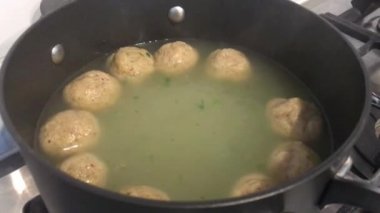 Geleneksel Yahudi tavuk çorbası Kneidlach Matzo topları Hamursuz Bayramı 'nda Pesach Seder için kokain.
