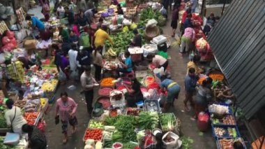 UBUD, BALI - 10 AUG 2019: Bali Adası Endonezya 'daki Ubud Pazarı' nın havadan görünüşü. Endonezya 'nın Bali dağlarında yer alan Ubud, geleneksel gıda ve el sanatları için bir kültür merkezi olarak bilinir..