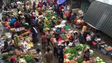 UBUD, BALI - 10 AUG 2019: Bali Adası Endonezya 'daki Ubud Pazarı' nın havadan görünüşü. Endonezya 'nın Bali dağlarında yer alan Ubud, geleneksel gıda ve el sanatları için bir kültür merkezi olarak bilinir..