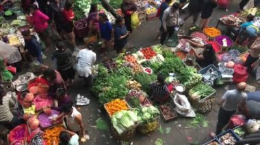 UBUD, BALI - 10 AUG 2019: Bali Adası Endonezya 'daki Ubud Pazarı' nın havadan görünüşü. Endonezya 'nın Bali dağlarında yer alan Ubud, geleneksel gıda ve el sanatları için bir kültür merkezi olarak bilinir..