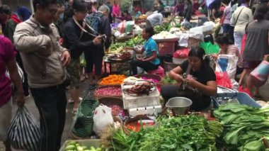 UBUD, BALI - 10 AUG 2019: Bali Adası Endonezya 'daki Ubud Pazarı. Endonezya 'nın Bali dağlarında yer alan Ubud, geleneksel yemek, el sanatları ve danslar için bir kültür merkezi olarak bilinir..