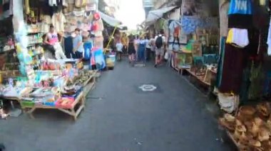 UBUD, BALI - Ubud pazarı Bali Endonezya 'da yürüyen bir kişinin zamanaşımı POV (kişisel bakış açısı)