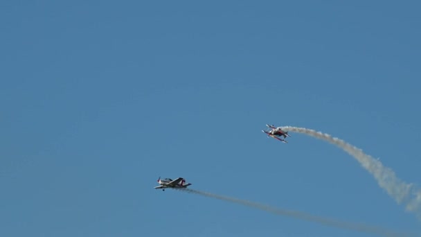 Dwa Samoloty Akrobatyczne Latające Powietrzu — Wideo stockowe