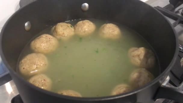 Traditional Jewish Chicken Soup Kneidlach Matzo Balls Coked Pesach Seder — Stock Video