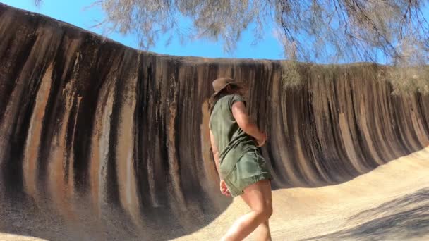 西澳大利亚州海德恩市 Jan 2020 游客们在海浪岩 Wave Rock 位于西澳大利亚州海登市附近 形状像一个高达1500米 长110米的海浪 的天然岩石形成处游览的时间间隔 — 图库视频影像