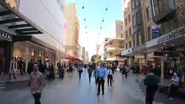 Adelaide 2019年2月25日 オーストラリア南オーストラリア州アデレードの非常に人気のある地元の観光スポット Rundle Mallショッピング地区の交通の時間経過 — ストック動画