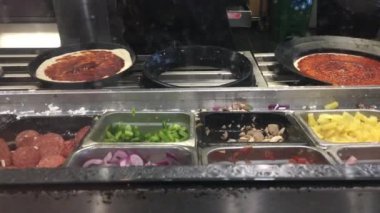 Domino 'nun pizza hazırlayan pizzacısı. Şubat 2018' de, dünyanın en büyük pizza satıcısı haline geldi..