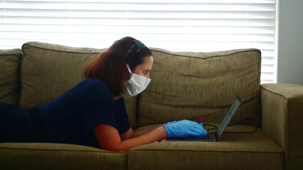 一名被诊断为感染了Coronavirus Covid 的年轻成年女性在家中被隔离 并在笔记本电脑上与家人隔离 真正的人复制空间 — 图库视频影像