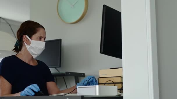 Junge Erwachsene Frau Mit Der Diagnose Coronavirus Covid Einer Isolation — Stockvideo