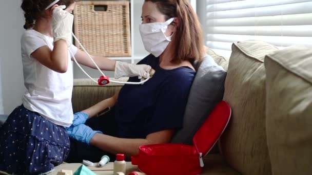Junges Mädchen Spielt Arzt Mit Mutter Diagnostiziert Coronavirus Covid Infiziert — Stockvideo