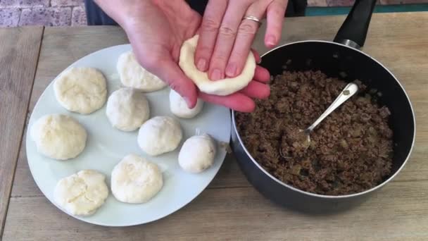 Mujer Preparando Matfuniya Kubbeh Plato Levantino Hecho Bulgur Cebollas Picadas — Vídeo de stock