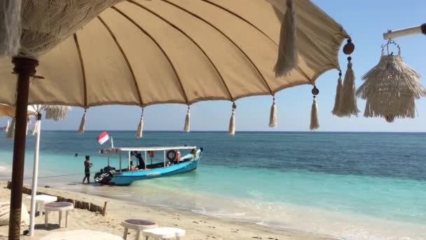 White Balinese Parasols Umbrellas Пляжі Авіакомпанії Gili Air Island Indonesia — стокове відео