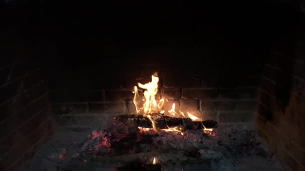 スローモーションで暖炉燃焼火災 — ストック動画