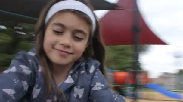 Счастливая Молодая Девушка Лет Поворачивает Карусель Детской Площадке — стоковое видео