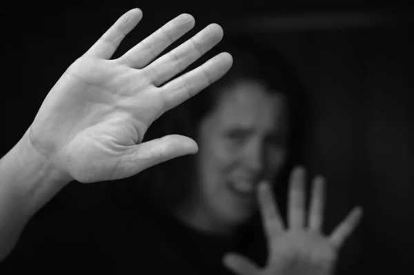 暗闇から助けを求めて叫んで手で身を守る戦友の女性 — ストック写真