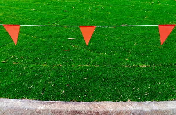 Una Advertencia Banderas Forma Triangular Roja Colgadas Alambre Para Proteger —  Fotos de Stock